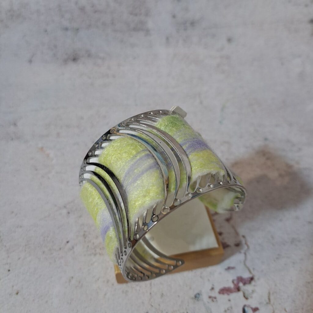 Brazalete de acero con lana peinada y seda de Tusseau dieltrada mediante la técnica del húmedo