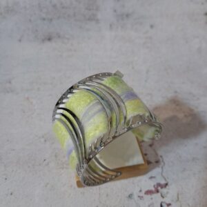 Brazalete de acero con lana peinada y seda de Tusseau dieltrada mediante la técnica del húmedo