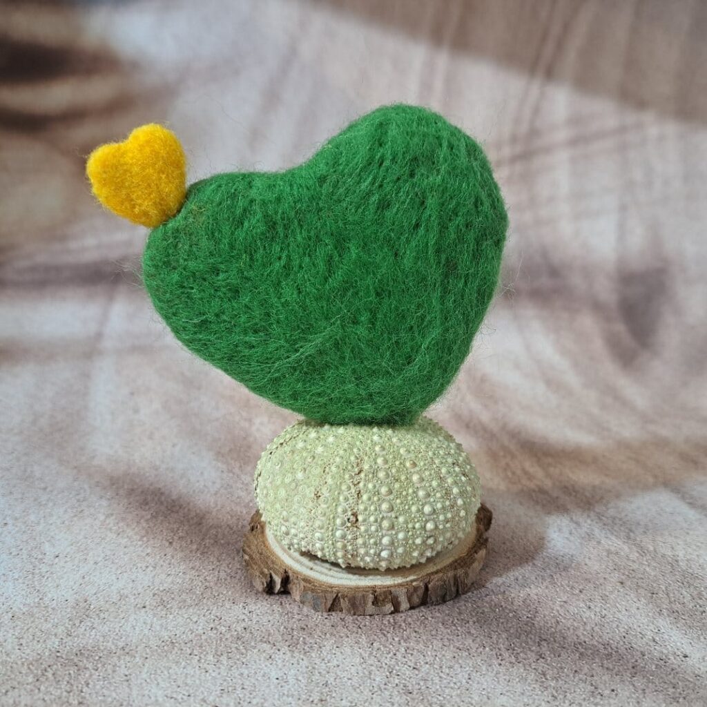 Escultura cactus con forma de corazón