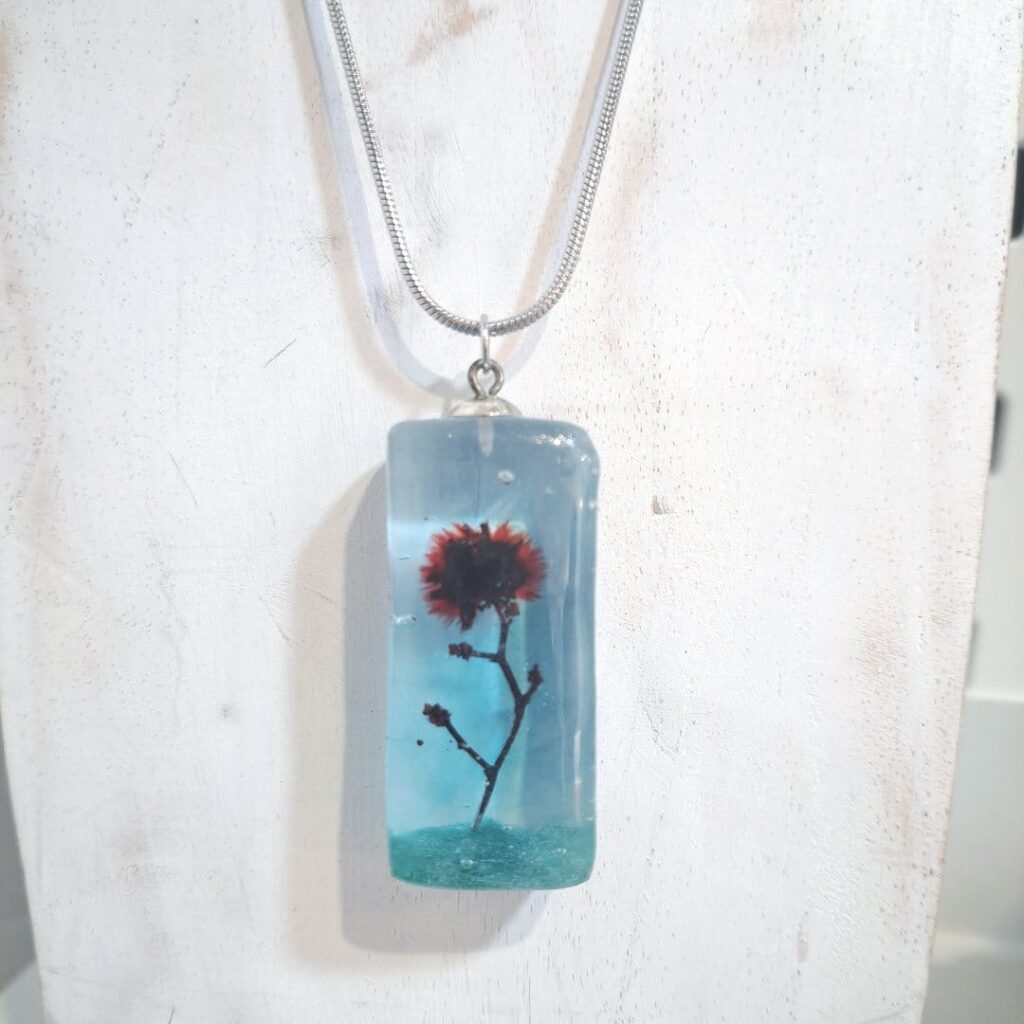 Colgante en resina con flor