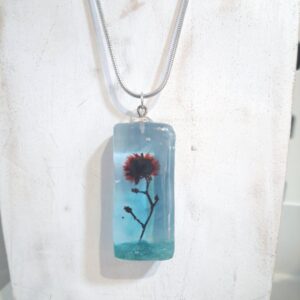 Colgante en resina con flor