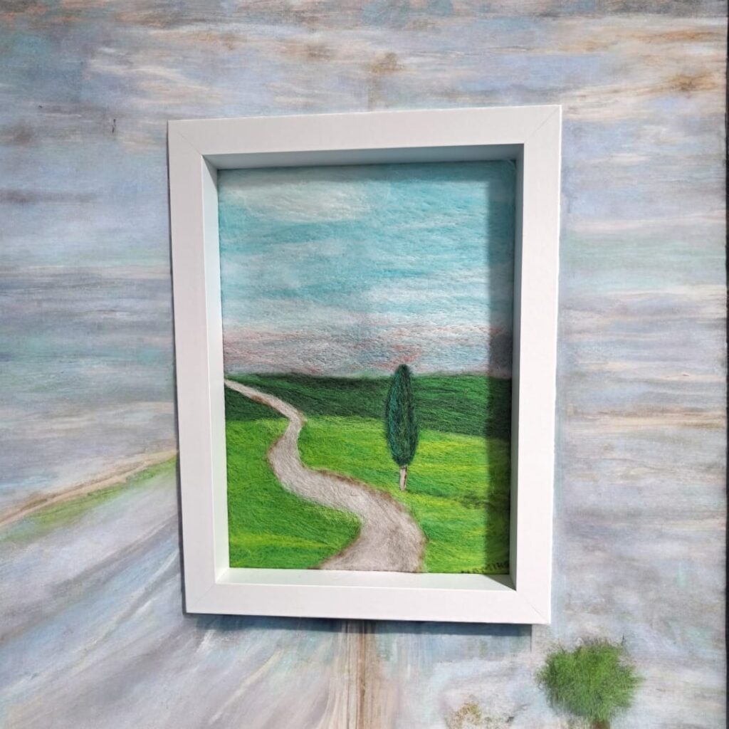 Cuadro paisaje campestre, realizado en fieltro, camino con árbol