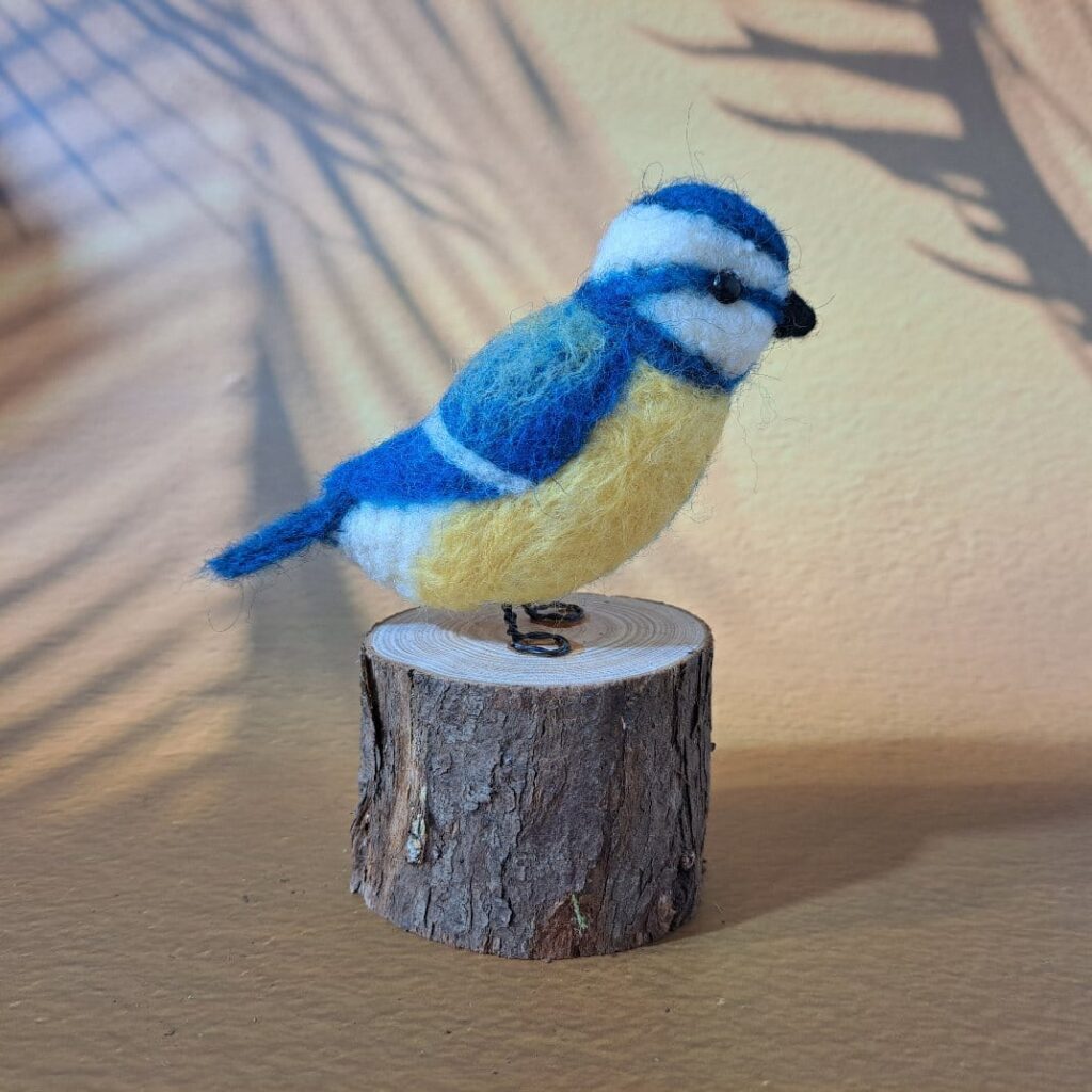 Pájaro Herrerillo en azul y amarillo