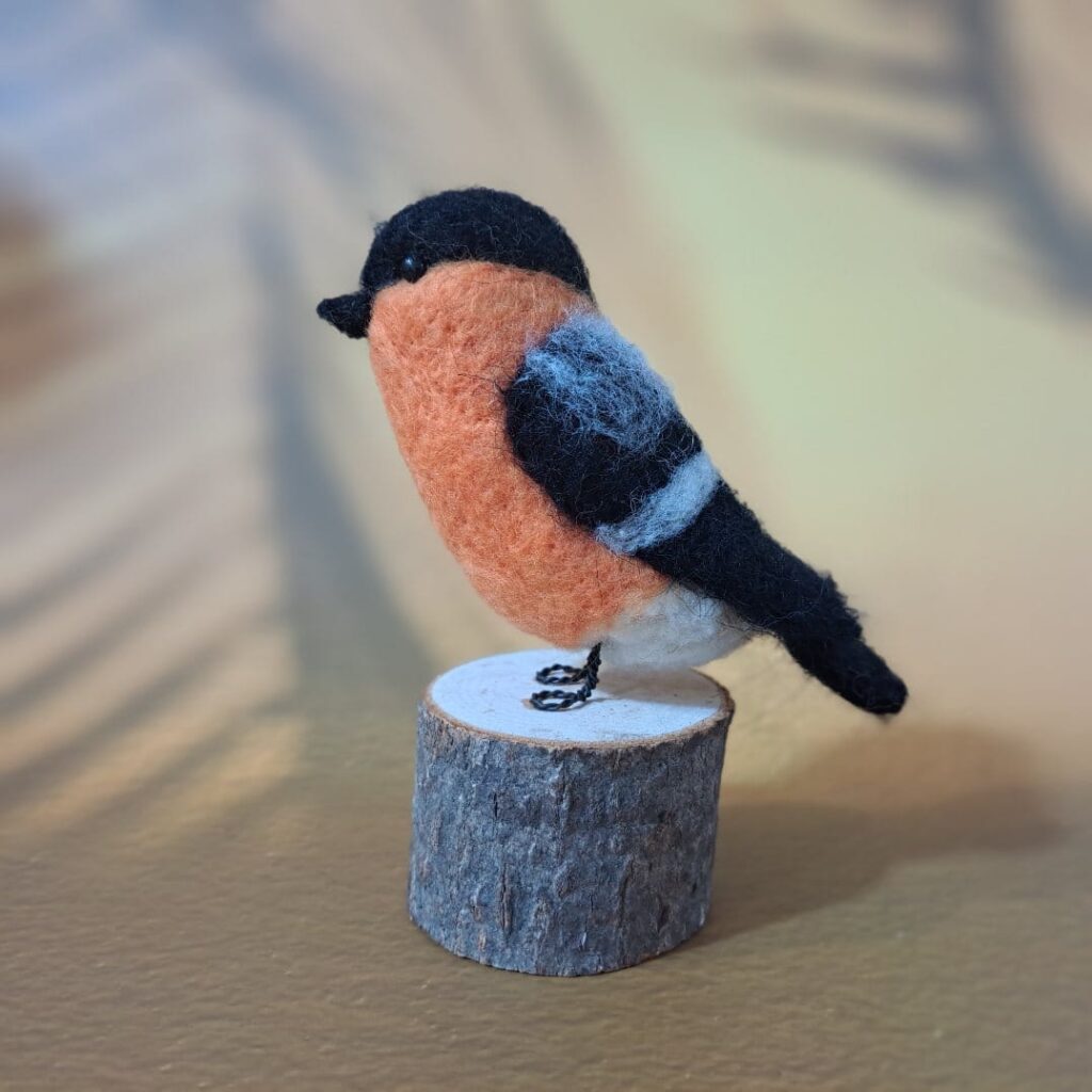 Escultura de pájaro camachuelo